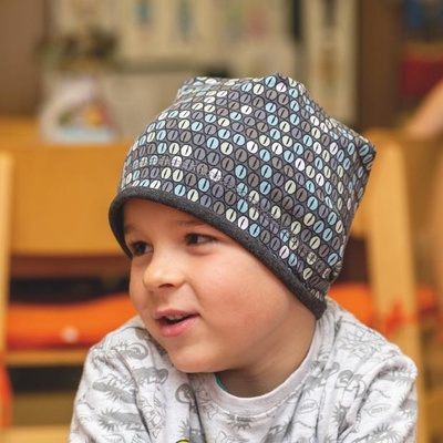 úpletová čepice s paspulí a potiskem zrna šedá