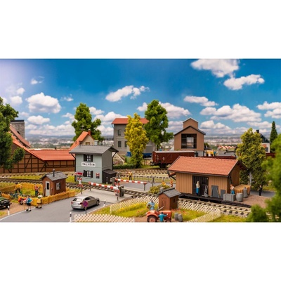 Faller Промоционален комплект /At the level crossing - прелез със сигнална кула и прилежащи сгради (190141)