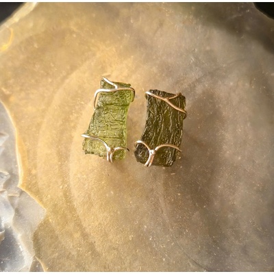 Vltavín Moldavite Stříbrné náušnice s nebroušenými vltavíny P36 0058