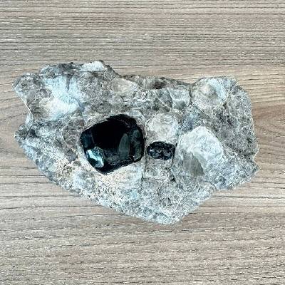 Nefertitis Obsidián Apačská slza v matrixu USA 90 NF64909 - cca 2,8 cm, 820 g