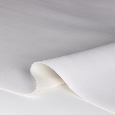 TextilCentrum.cz Potahová látka na stropnici a polstrování do auta AUTOMOTIVE UPHOLSTERY SUFIT OPTICAL WHIT, bila s molitanem, mesh lining, š.180cm (látka v metráži)