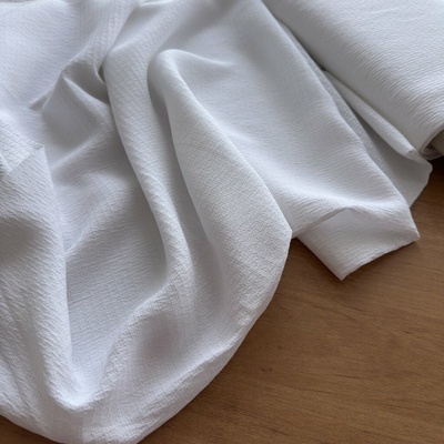 Bílý krep polyester
