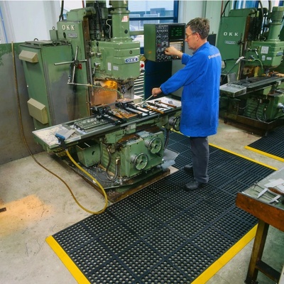 Notrax 650S Cushion Ease Nitrile Modulární nitrilová protiúnavová rohož s drenážním systémem 1 m²