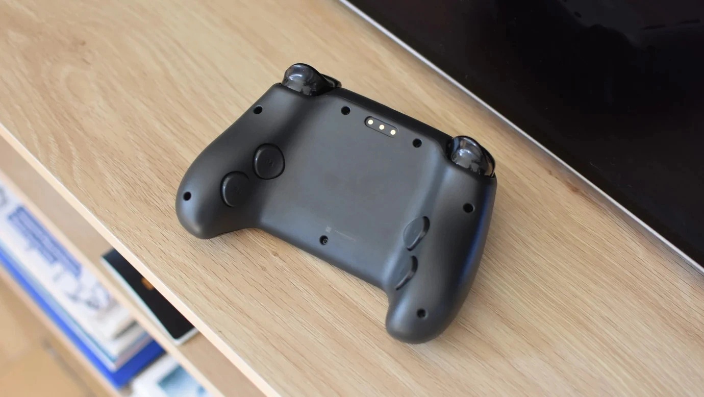 A Steam Controller 2026 hátulja