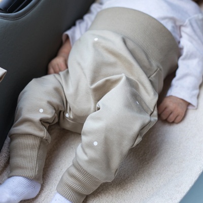 Rostoucí tepláky puntíkaté béžové