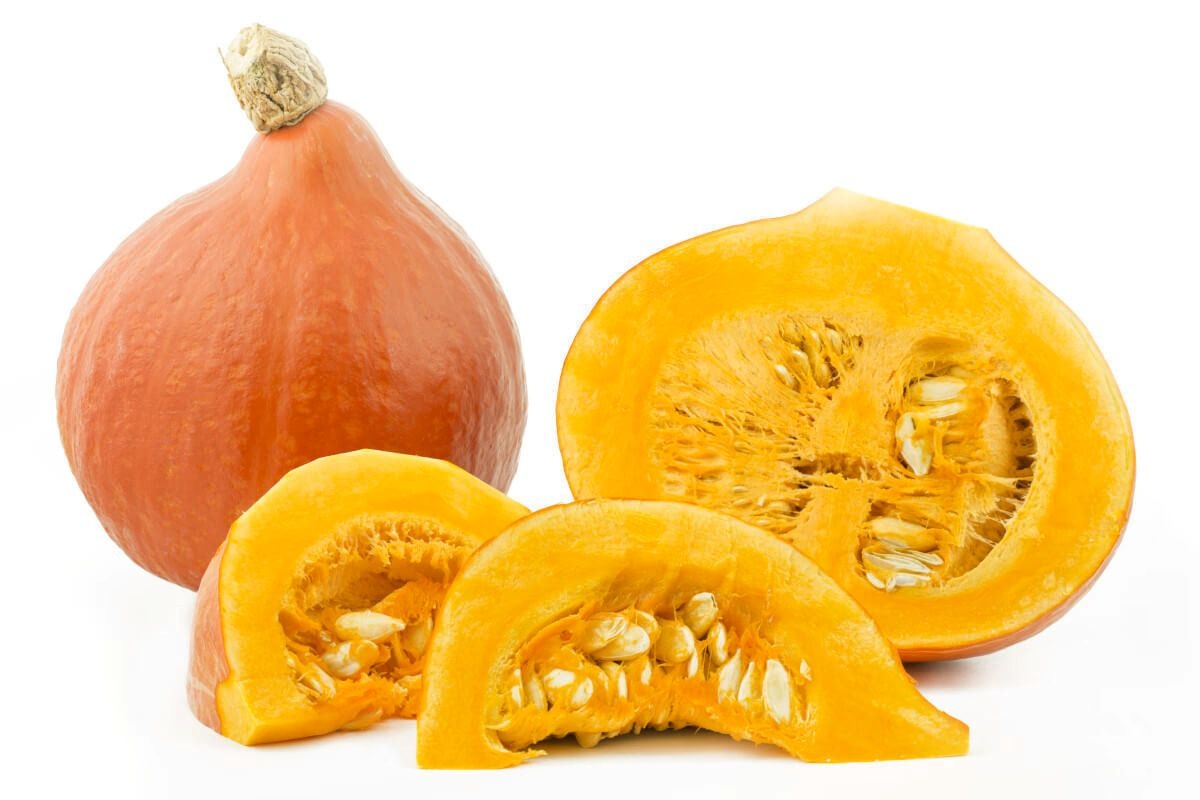 Dovleac Hokkaido întreg și tăiat în jumătate – cu semințe în interior