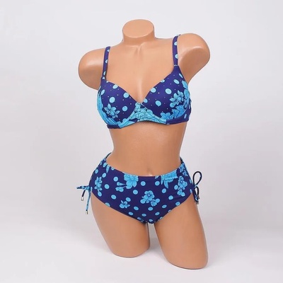 Стилен бански с цветя и точки в сини нюанси - чашка c