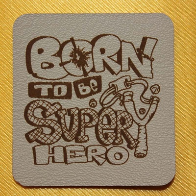 Štítok - Born to be superhero Materiál/farba: Káva koženka