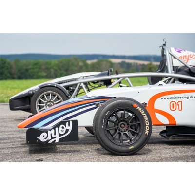 Adrenalinový duet: Ty za volantem Formule F4, tvůj parťák v Arielu Atom