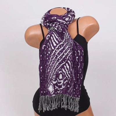 Дамски шал в лилаво с бели орнаменти и ресни