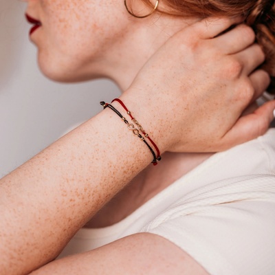 Lillian Vassago se zlatým nekonečnem na červené textilní šňůrce LLV53-NS016