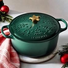 Le Creuset Liatinový hrniec so zlatou hviezdou Noel 24 cm 4,2 l