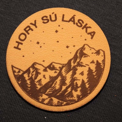 Štítok - Hory sú láska Materiál/farba: Káva koženka