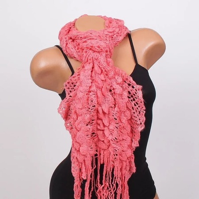 Плетен шал в коралов цвят с ламе и ресни