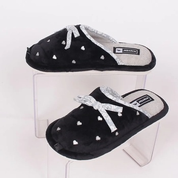 Image 1 of Черни плюшени пантофи със сърца и панделка