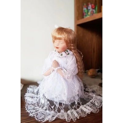 Порцеланова кукла с бяла рокля