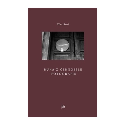 Ruka z černobílé fotografie Věra Rosí CZ