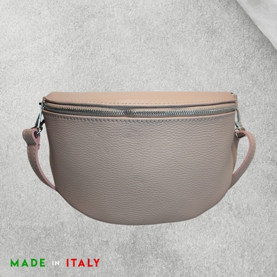 Moderní dámská kožená kabelka typu v trendové pudrově růžové barvě z pravé italské kůže vyrobená v Itálii zaujme elegantním designem a precizním zpracováním. Stylový a praktický doplněk pro