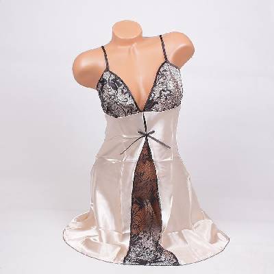 Сатенена нощница в цвят шампанско с черна дантела