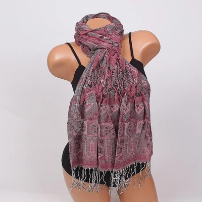 Дамски шал в светлорозово с цветя и фигури