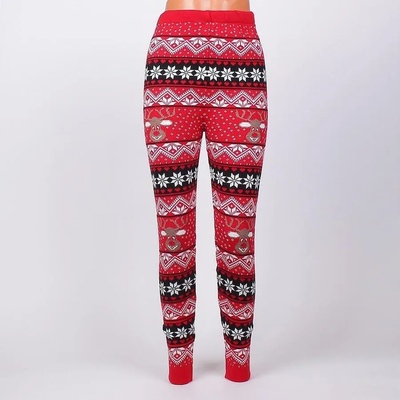 Зимен клин в червено с коледен десен