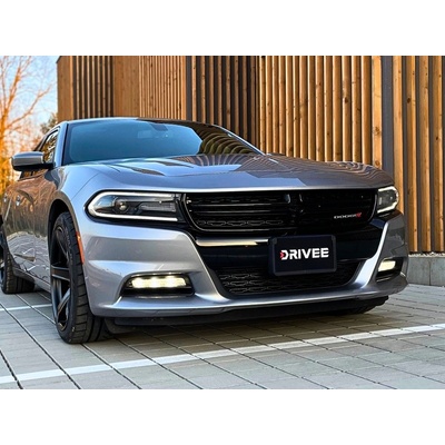 Jazda v premávke na Dodge Charger Silver Bullet