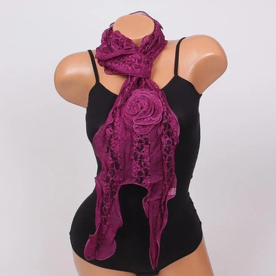 Дантелен шал във виолетово с роза