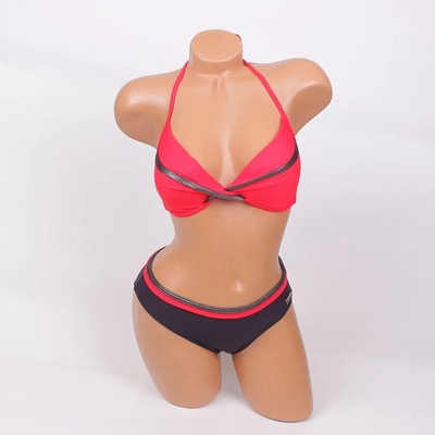 Бански в червен и черен цвят с лъскава лента