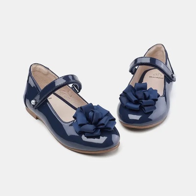 Mayoral Нежни лачени пантофки в тъмно син цвят за мини момиче с цвете и велкро Майорал