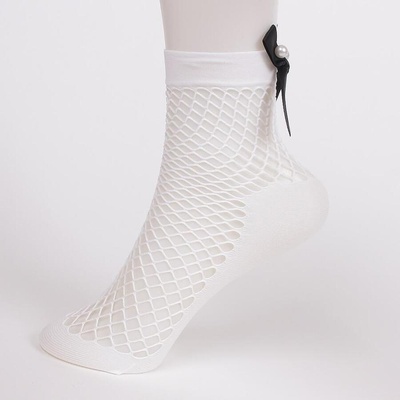 Къси мрежести чорапи в бяло с черна панделка и бели перли