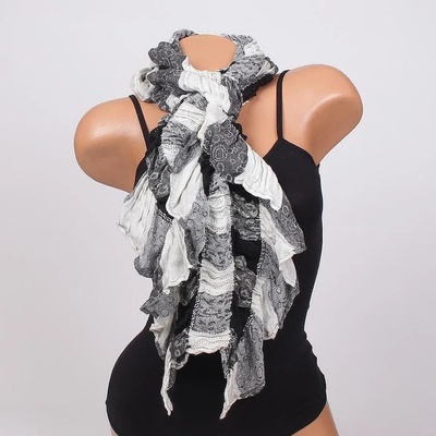Елегантен шал с набран ефект в бяло и черно