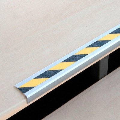 Protiskluzová nášlapná schodová hrana, Aluminium m2, Easy Clean, žluto-černý pruh, š 1000 mm, typ B