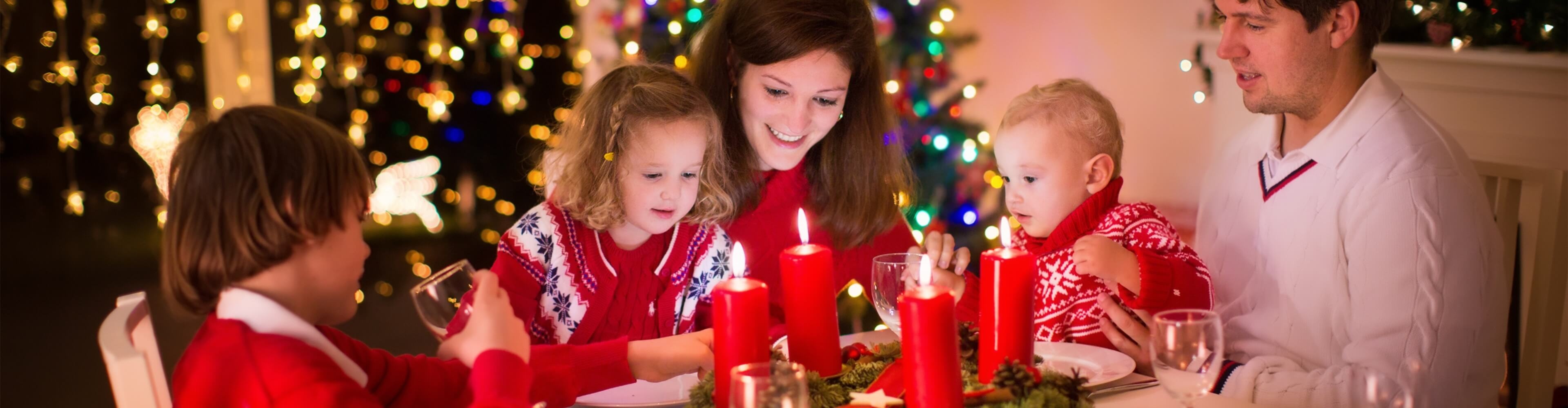 Rodina spoločne zapaľuje sviečku na štvrtú adventnú nedeľu
