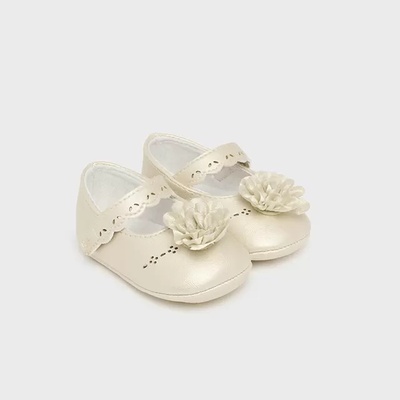 Mayoral Буйки с декоративно цвете за новородено момиче Mayoral в цвят шампанско