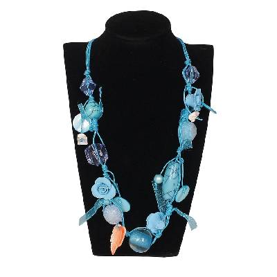 Дамско колие със сини мъниста камъни и рози