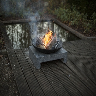 Esschert Design Ohniště "FANCY FLAMES" na granitovém stolu, 60 x 60 x 23 cm
