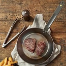 de Buyer Mineral B pánev z uhlíkové oceli s mlýnkem na pepř a kleštěmi 26 cm