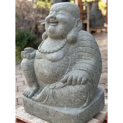 Socha šťastný Buddha Bodhidharma – ručně tesaná z vulkanického kamene, Bali (60 a 80 cm) 60 cm – Zboží Dáma