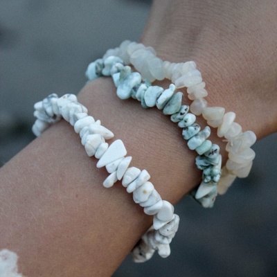 Prosperk náramky z minerálů Klid z vyšších sfér měsíční kámen howlit larimar S3871