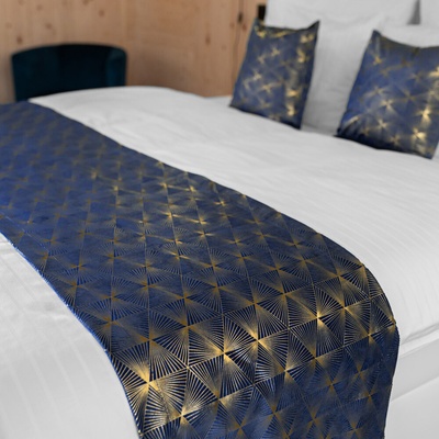 Biante Zamatový prehoz/behúň na posteľ Isabela IBL-011 Rose Gold trojuholníky na kráľovsky modrom 60x300 cm