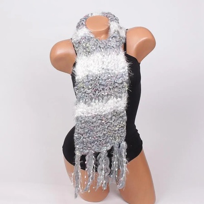 Плетен шал в сиво и бяло със сатенени орнаменти