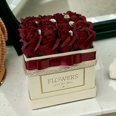 Krémový flower box s bordovými ružami Ma belle