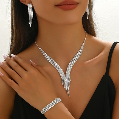 Луксозен официален комплект бижута - колие, обеци и гривна с кристали Карина