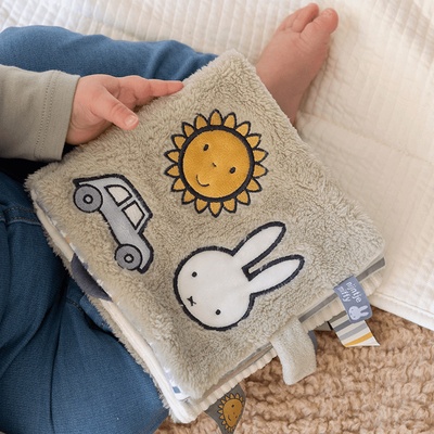 Little Dutch textilná knižka s aktivitami králiček Miffy Fluffy Green