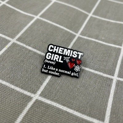 Pinarna Chemist girl (noun) 1. Like a normal girl, but cooler. / Holka chemička (podstatné jméno) – 1. Jako normální holka, ale víc cool.
