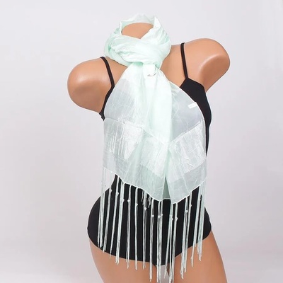 Нежен светлозелен шал с дълги ресни и перлички