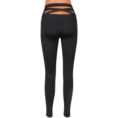 Спортен клин в черно с ефектни ленти