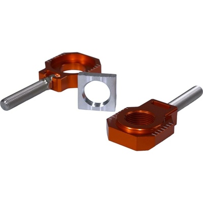 ACCEL napínák zadní osy se šroubem KTM SX / XC / SXF / XCF 125 / 250 / 350 / 450, HUSQVARNA TC / TX / FC / FX 125 / 250 / 350 / 450 '23-'25 barva oranžová (komplet - 2 kusy)