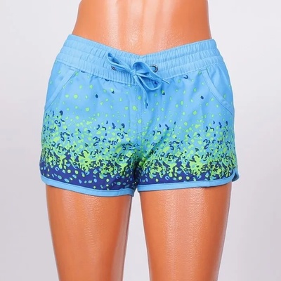 Къси панталони за плаж в синьо със зелени пръски