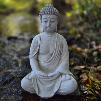 BETONOVÁ ZAHRADNÍ FIGURA - VELKÝ SEDÍCÍ MNICH BUDDHA – Zboží Dáma